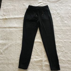 2 stretch terry lounge pants. 1 black/1 white XS